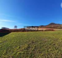 Sonniges Baugrundstück in Fintice mit Panoramablick auf die Hügel und Grünflächen.
