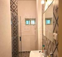Badezimmer mit Fliesenmuster in einem Einfamilienhaus.
