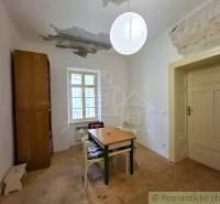 Esszimmer in einem Einfamilienhaus mit einem einfachen Tisch und einem Boden in Holzoptik.