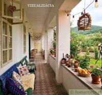 Die Veranda des Einfamilienhauses in Dobroč mit Dekorationen, Kissen und Blick auf den Garten.