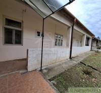 Einfamilienhaus in Mužla mit kleinem Hof und überdachter Terrasse.