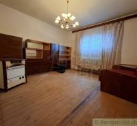 Wohnzimmer in einem Einfamilienhaus mit Holzdekor, Vorhängen und Sofa.