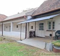 Altes Haus in Mužla mit Terrasse und Holzdach.