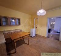 Küche in einem Einfamilienhaus mit Möbeln und Leuchte, Boden mit Holzdekor.