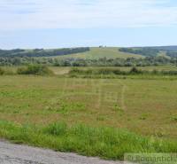 Landwirtschaftliche und forstwirtschaftliche Flächen in der Nähe der Stadt Šandal mit sichtbarer Landschaft und Feldern.