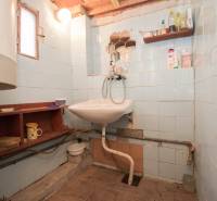 Badezimmer mit Waschbecken, Regalen und Licht, geeignet für Erholungsgrundstücke.