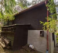 Eine Holzhütte umgeben von Grün auf Erholungsgrundstücken in Holčíkovce.
