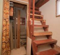 Holztreppe, die in den ersten Stock führt, Innenraum der Erholungsgrundstücke.
