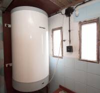 Boiler im Innenbereich mit blauen Fliesen auf Erholungsgrundstücken.
