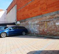 Parkplatz bei einem Backsteingebäude in den Gastronomiebereichen von Trnava.