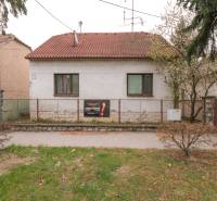 Einfamilienhaus in der Zelenečská-Straße in Trnava mit rotem Ziegeldach.