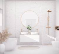 Luxuriöses Badezimmer mit Badewanne und Doppelwaschbecken, weißer Marmor in einer 4-Zimmer-Wohnung.