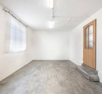 Weiße Wände, Betonboden, Holztüren und Vorhang in Geschäftsräumen.