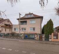 Straße der Befreier, Haus mit 2-Zimmer-Wohnung, Trenčín, mit Zäunen und Bäumen.