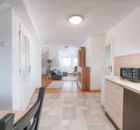 Helle Küche, verbunden mit dem Wohnzimmer und einem Holzboden in einer 2-Zimmer-Wohnung.