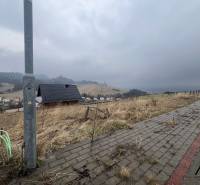 Blick auf Grundstücke - Wohnen in Stará Ľubovňa mit sichtbarem Gehweg und Haus.