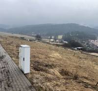 Baugrundstücke in Stará Ľubovňa mit Blick auf grüne, frische Hügel.
