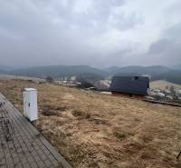 Grundstücke - Wohnen in Stará Ľubovňa mit Blick auf die Hügel und Hausdächer.