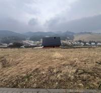 Grundstücke zum Wohnen in Stará Ľubovňa mit Blick auf die ländliche Umgebung und das Dorf.