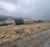 Nebehinderte Aussicht von Wohnbaugrundstücken in Stará Ľubovňa mit Haus und Bäumen.