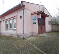 Rosa Gebäude in Búča mit der Aufschrift 