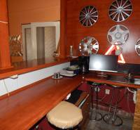 Ein Interieur mit einer Bar und Dekoration aus Radkappen an der Wand in Gastronomieräumen.