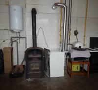 Gastronomické Räume mit Kachelherd und Geräten, Boden mit Holzdekor.