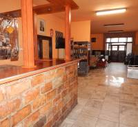 Interieur eines Gastronomiebereichs mit Tisch und Bücherregalen.