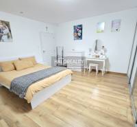 Schlafzimmer mit Bett, Kleiderschrank und Holzboden in einer 3-Zimmer-Wohnung.
