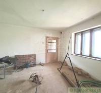 Interieur der Hütte: ein Raum mit einfacher Ausstattung und Holztüren.