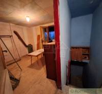 Innenraum einer Hütte mit Holzboden, Flur und Tisch.