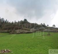 Grünfläche in Havka mit Hügeln und Bäumen, ideal für Grundstücke - Wohnen.