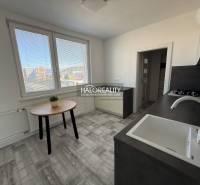 Küche in einer 2-Zimmer-Wohnung mit Aussicht, Holzboden, einfache Möbel.