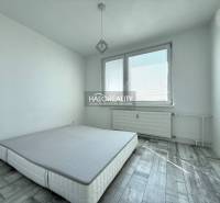 Schlafzimmer mit grauem Boden in Holzoptik in einer 2-Zimmer-Wohnung.