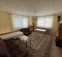 Wohnzimmer mit klassischer Einrichtung, Teppich und Sofa in einem Einfamilienhaus.