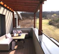 Blick von der Terrasse einer 2-Zimmer-Wohnung in Podhájska auf Svätuša, mit bequemer Sitzgelegenheit.