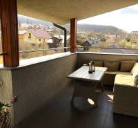 Möblierte Terrasse einer 2-Zimmer-Wohnung mit Blick auf die umliegende Landschaft von Podhájska, Svätuša-Straße.