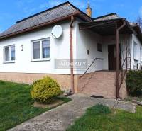 Einfamilienhaus in Hráň mit weißer Fassade, Treppe und Garten.