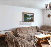 Wohnzimmer in einem Einfamilienhaus mit Sofas und einem Bild an der Wand.