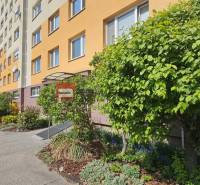 Schöner Außenbereich des Wohnblocks in der Žehrianska-Straße in Bratislava V.
