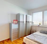 Helles Schlafzimmer mit Möbeln und Holzboden in einer 4-Zimmer-Wohnung.