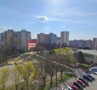 Blick auf die Wohnsiedlung in Bratislava V in der Žehrianska-Straße mit Park und Parkplatz.