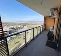 Der Balkon der 2-Zimmer-Wohnung in der Borievkova-Straße bietet einen Blick auf Košice, den Stadtteil Vyšné Opátske.
