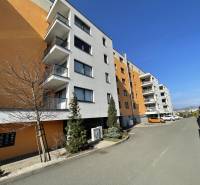 Wohnhaus in der Borievkova-Straße in Košice, Stadtteil Vyšné Opátske, mit Parkmöglichkeiten.