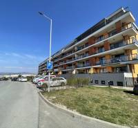 Wohngebäude in der Borievkova-Straße, Košice - Stadtteil Vyšné Opátske, mit geparkten Autos.