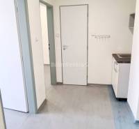Innenräume von Büros mit Laminatboden und weißen Wänden, Küchenzeile in der Ecke.