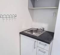 Büros mit Schrank, Spüle und Regal, Boden mit Holzdekor.