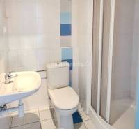 Badezimmer mit Toilette, Duschkabine und Waschbecken im Büro.