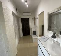 Eingangsflur einer 3-Zimmer-Wohnung mit weißen Möbeln und hellem Boden.