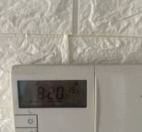 Ein Thermostat an der weißen Wand in einer 3-Zimmer-Wohnung zeigt 19,6 °C an.